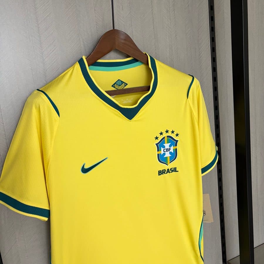 Detalhe do escudo da CBF bordado com cinco estrelas