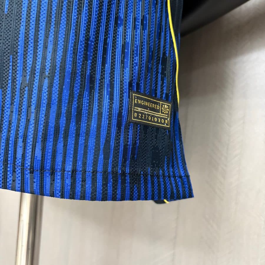 Detalhe da etiqueta Engineered na barra da camisa