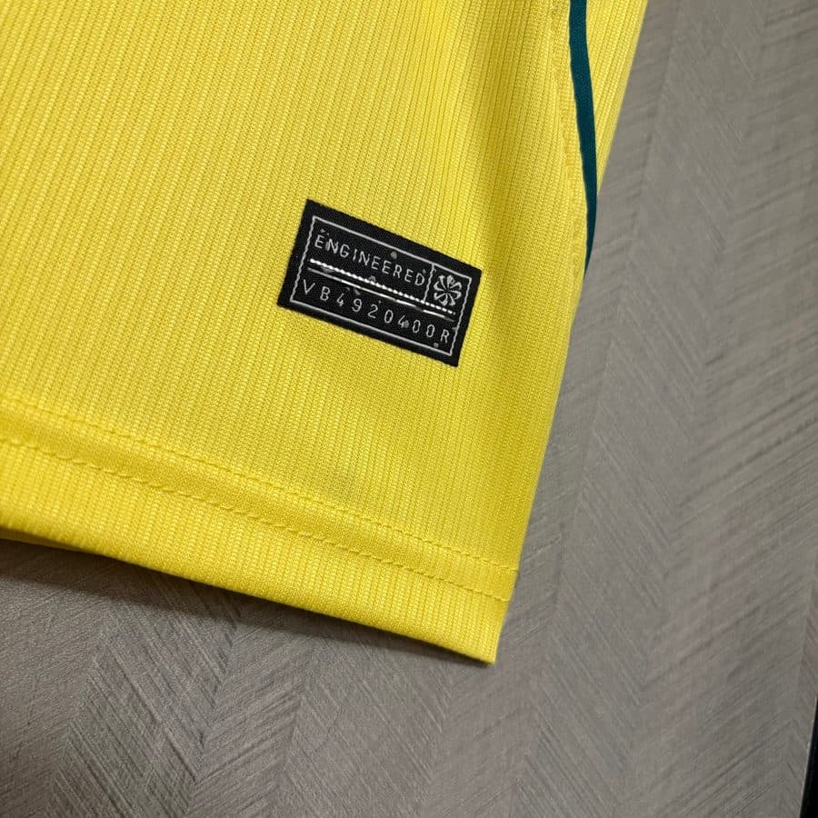 Detalhe da etiqueta Engineered na barra da camisa