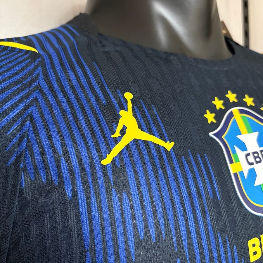 Detalhe do logo Jordan bordado ao lado do escudo da CBF